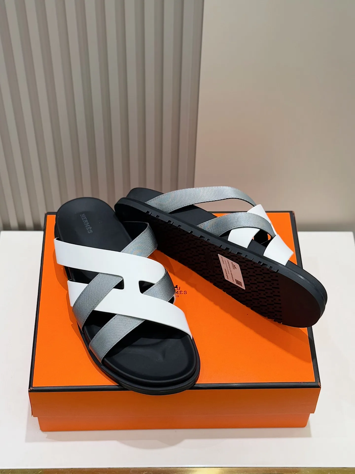 p300💰Men's Shoes Hermes Men's Kazimir Slippers - Top quality woven calfskin functional sandals with an intertwined upper inspired by the "H" iconic pattern to create a casual look, perfect for summer. Imported cowhide + cowhide lining + rubber outsole Size: 39-44 (customized at 38.45.46)